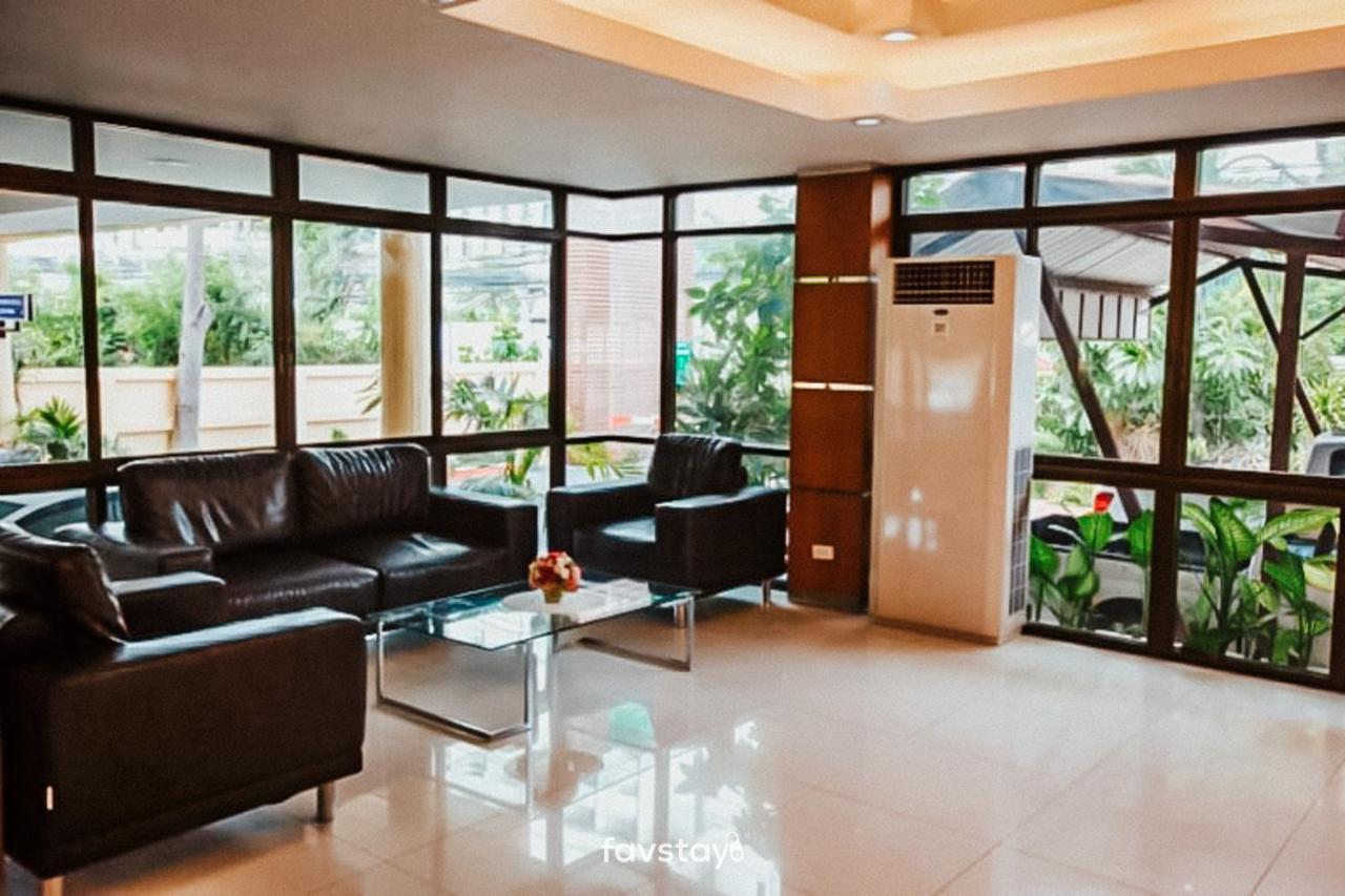 Twin Palms Suites And Residence Pattaya Exterior photo