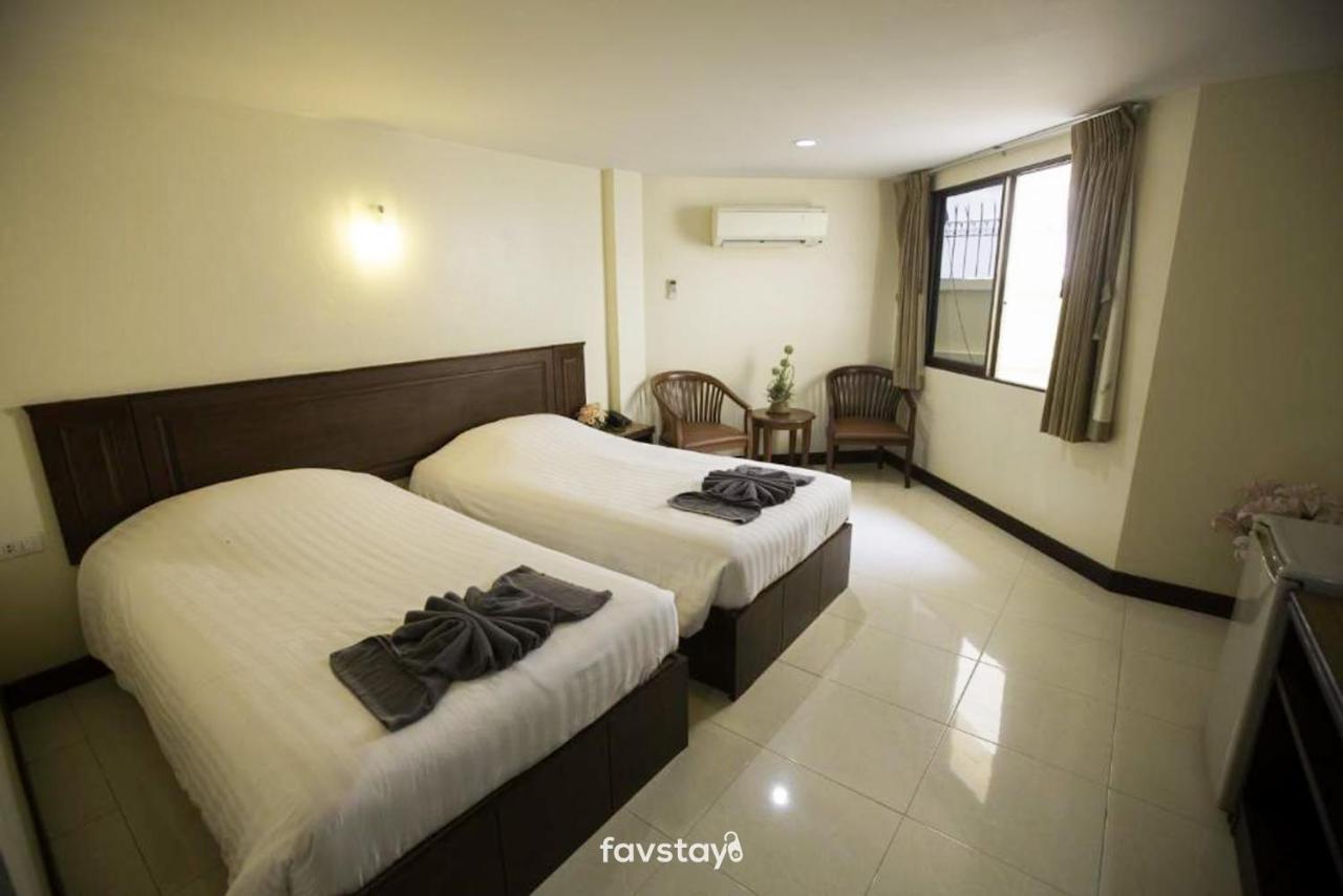 Twin Palms Suites And Residence Pattaya Exterior photo